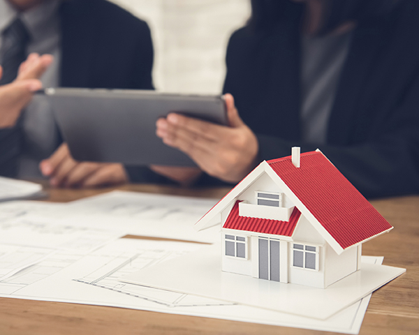 Strategic meeting discussing company valuation services in Dubai's dynamic market